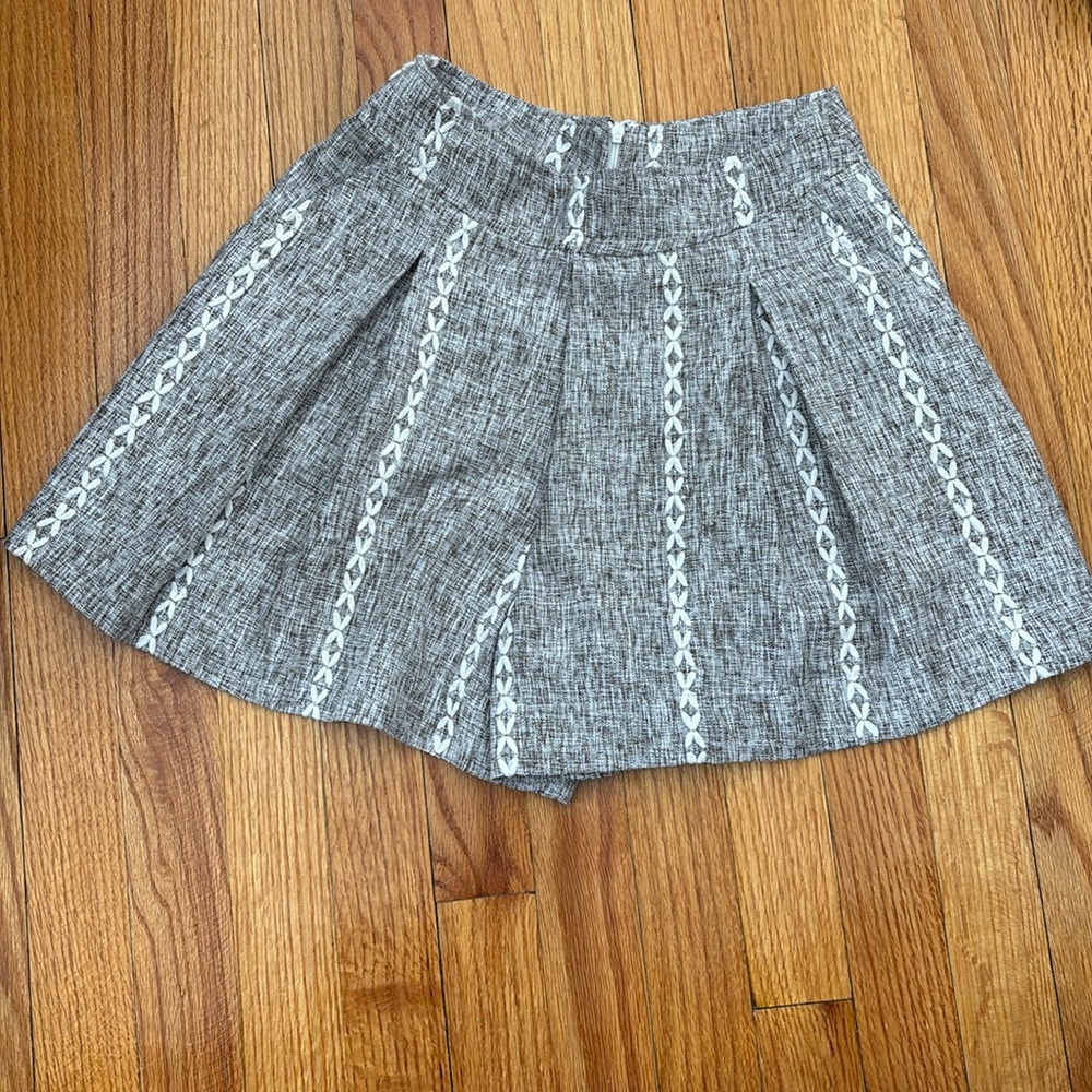 UNKNOWN  EMBROIDERED CROSS  SHORTS LOOK LIKE A SKIRT   EUC XS